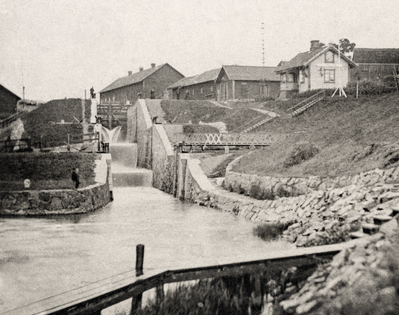 Svartvitt foto Utsikt över Linköping från Tannefors slussar 1884. Sandbassänger från vattenverket till höger