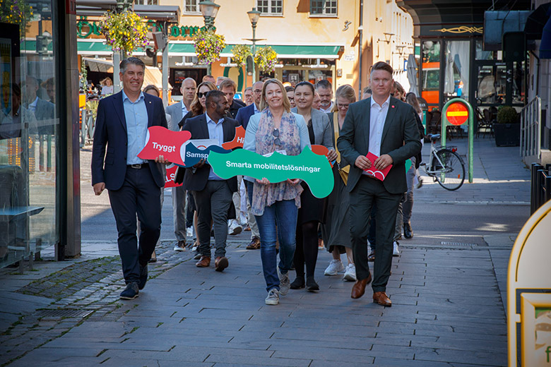 Grupp av personer från kommunen, föreningslivet och näringslivet går gemensamt genom innerstaden