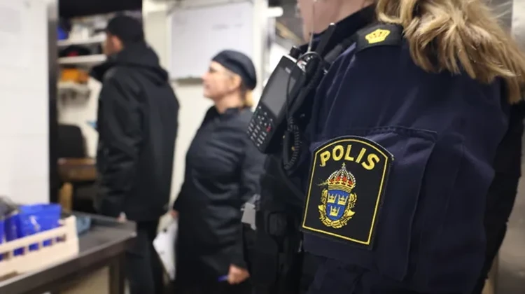 Polisen är ständigt närvarande vid besöken.