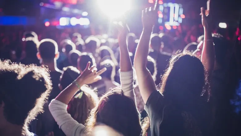 Konsertbild med publik tagen bakifrån
