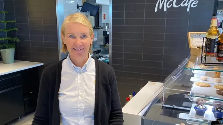 En kvinna står bakom en disk på McDonalds